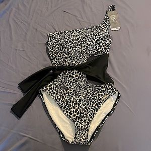 NWT VINCE CAMUTO Leopard And Black Design One Piece SwimSuit Womens Size 6